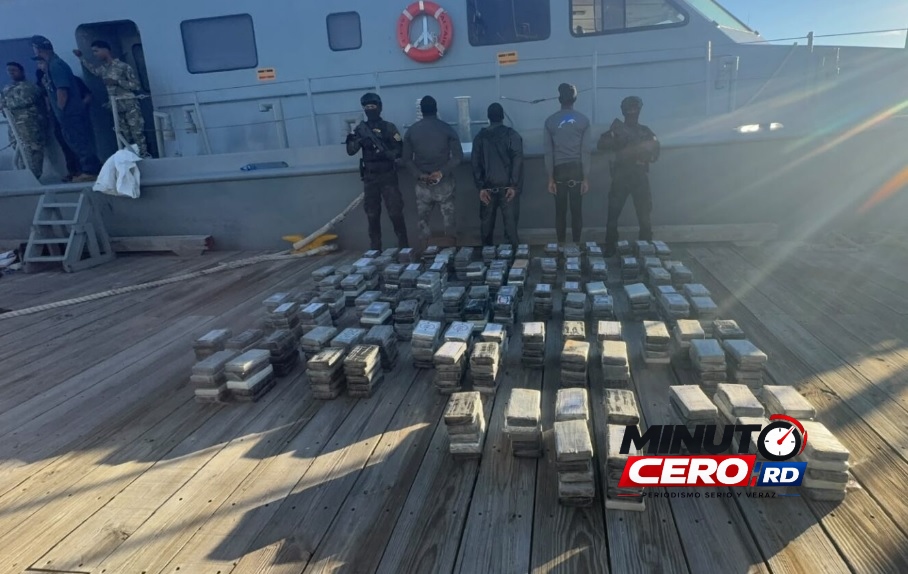 DNCD incauta 555 paquetes de cocaína frente a las costas de Baní; tres detenidos