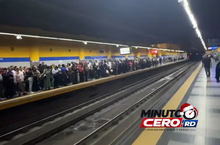 Usuarios del Metro enfrentan largas filas en Juan Pablo Duarte bajo intensas lluvias