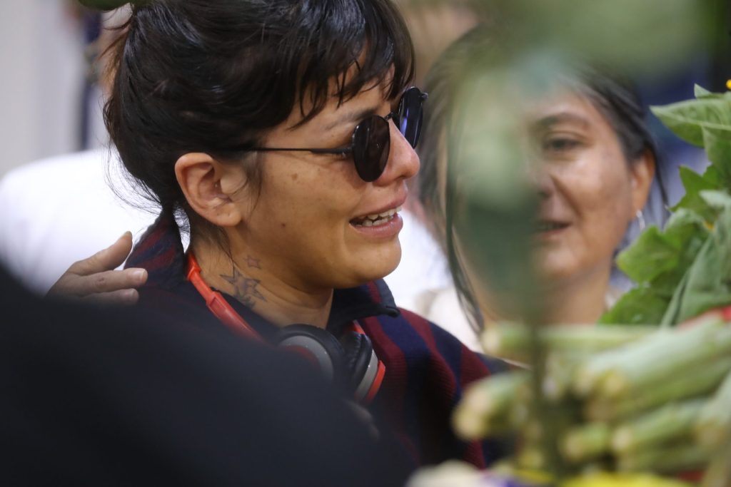 Amanda Villavicencio, hija del candidato, llora ante el féretro de su padre, el candidato Fernando Villavicencio, durante un velatorio público en el Centro de Exposiciones hoy, en Quito (Ecuador). EFE/José Jácome