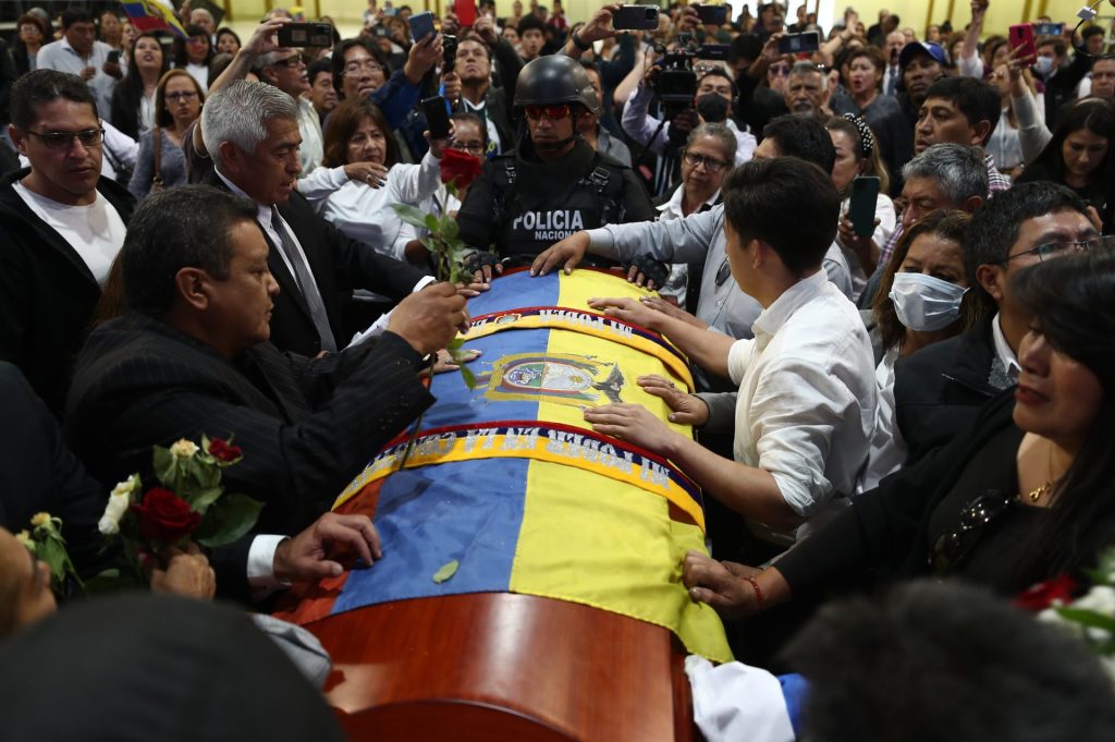 Varias personas rodean el féretro del candidato Fernando Villavicencio en un recinto ferial al que fue llevado para un velatorio público, hoy, en Quito (Ecuador). EFE/José Jácome
