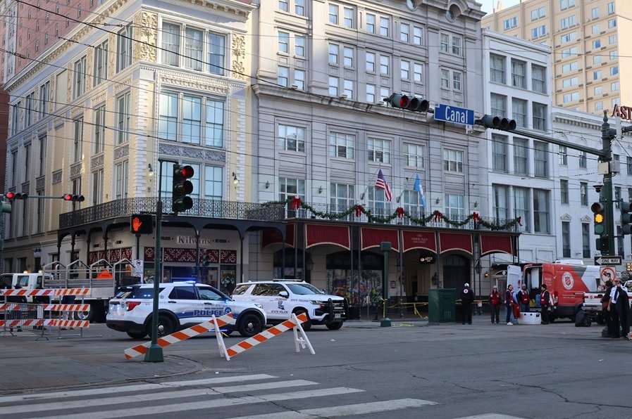 Fotografía de vehículos de la Policía en la calle Bourbon Street, donde se llevó a cabo un atentado de Año Nuevo, este jueves en Nueva Orleans (Estados Unidos). EFE/ Octavio Guzmán